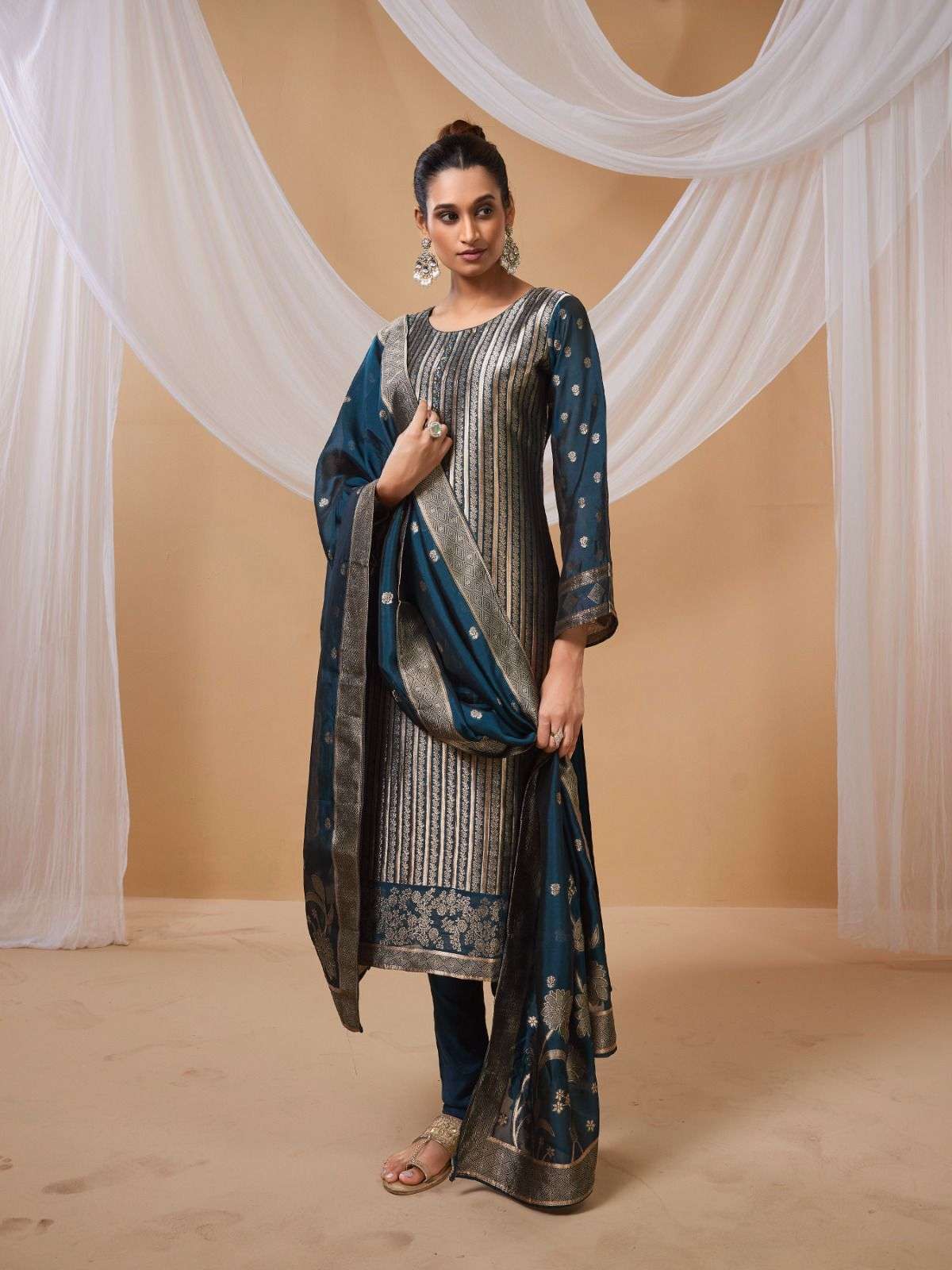 AMAYRA BY IBIZA PURE BANGLORY SILK JACQUARD KURTI PANT WITH DUPATTA 