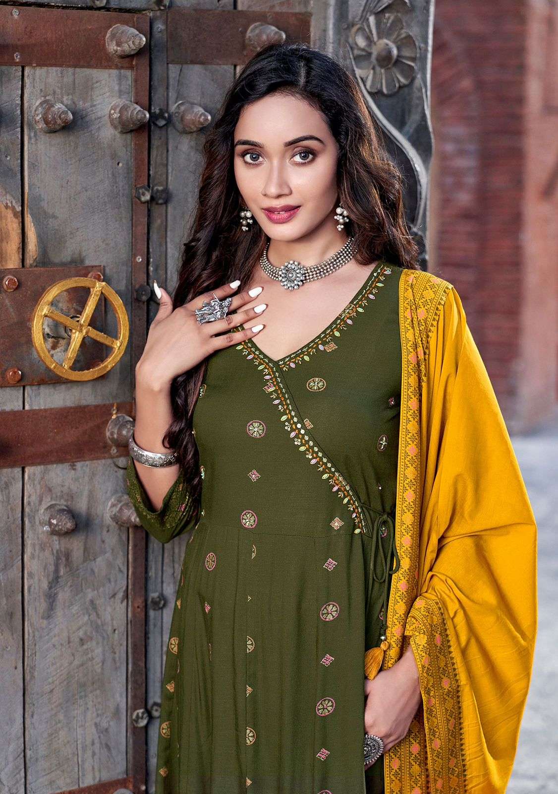 NAFIZA BY MITTOO RAYON SLUB FLORAL KURTI PANT WITH CHANDERI DUPATTA 