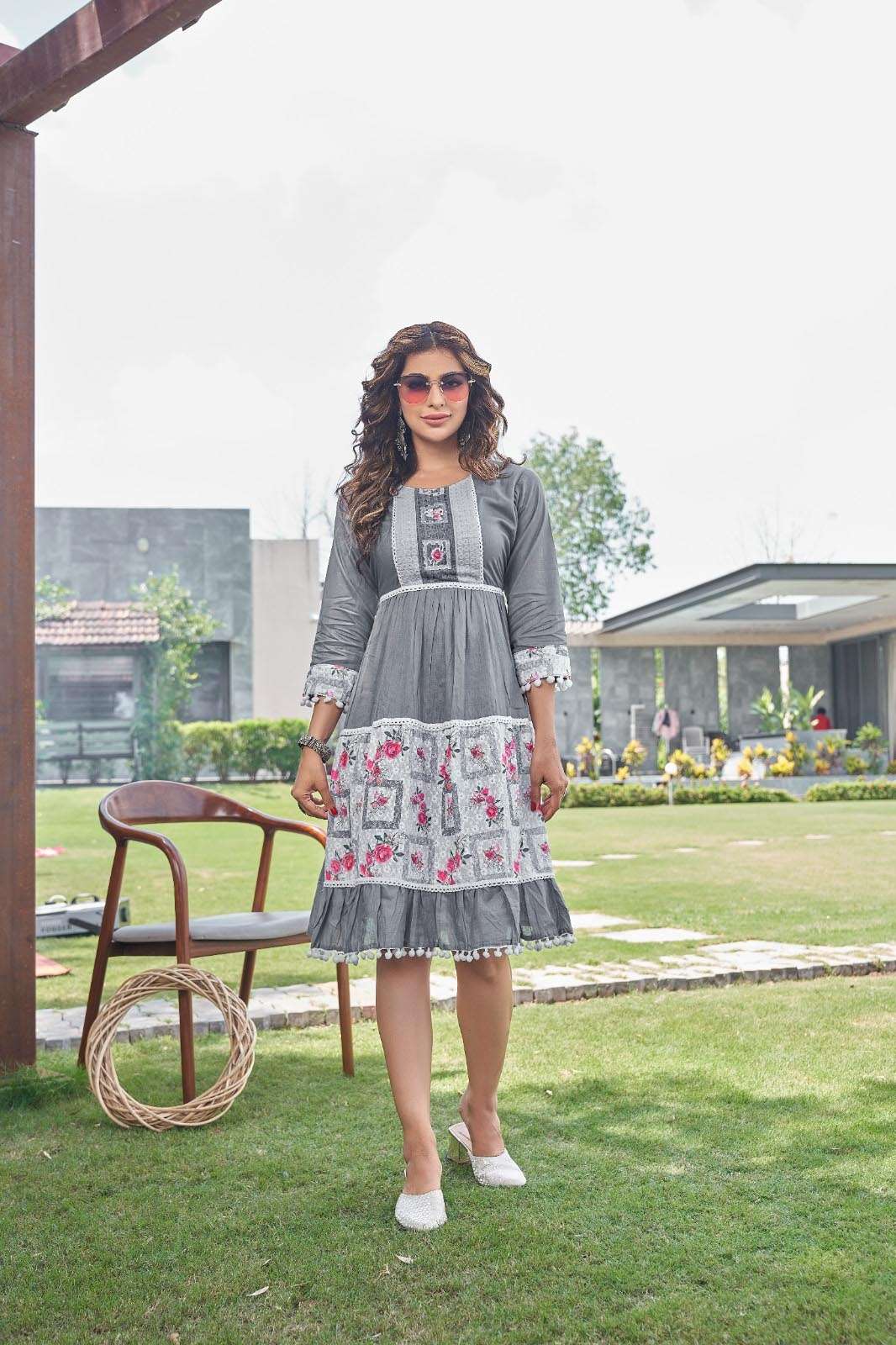 TF-1002 HL TF DIGITAL SCHIFFLI HALF INNER WITH LACE PRINTED FLORAL TUNIC