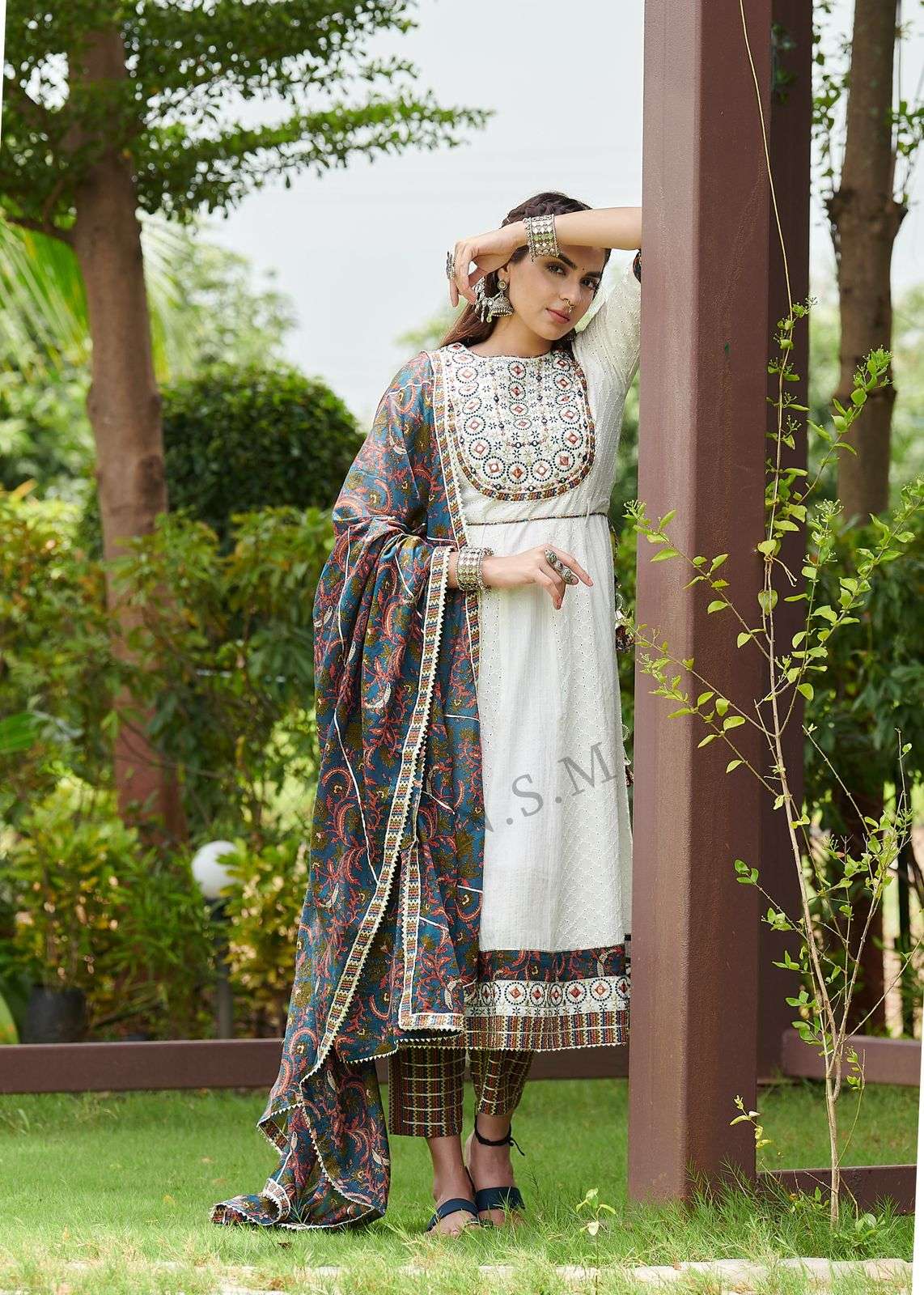 KUMB WINGET BY LUCACCI DESIGNER HEAVY COTTAN SHIFFLI STICH SUIT WITH HEAVY EMBROIDERY NACK WORK 