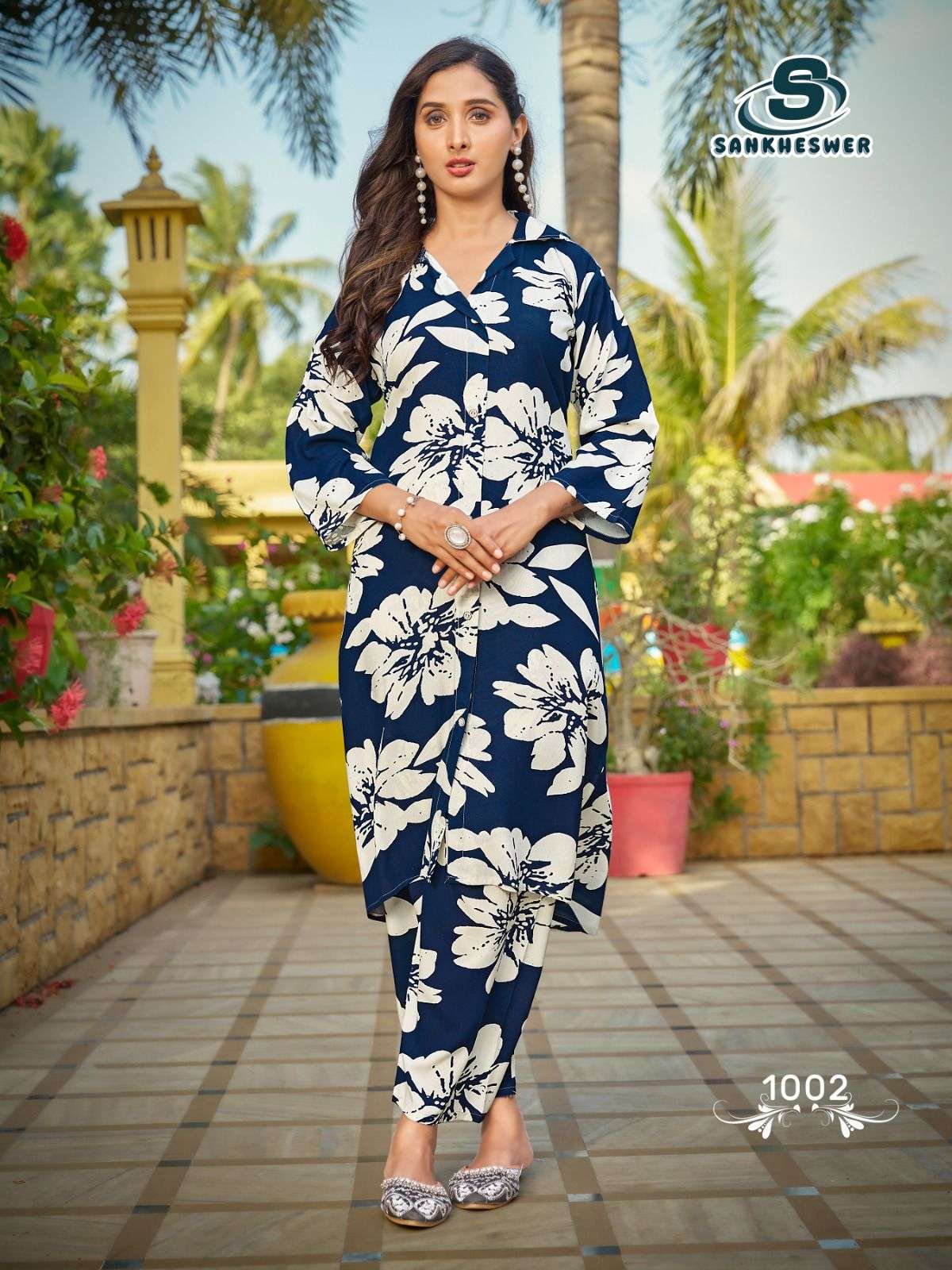 TRENDY TOUCH BY SANKHESWER IN RAYON PRINT A LINE COLLAR PATTERN WITH POCKET