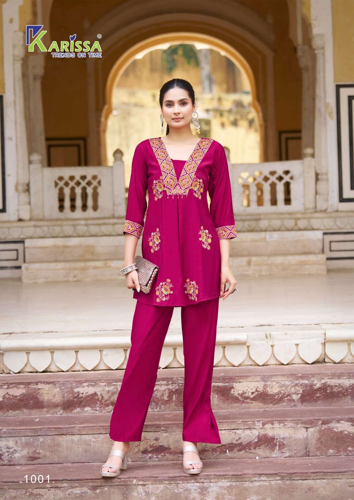 MUSHQ BY KARISSA IN PURE VISCOSE ROMAN SHORT TOP WITH STITCH STYLE 