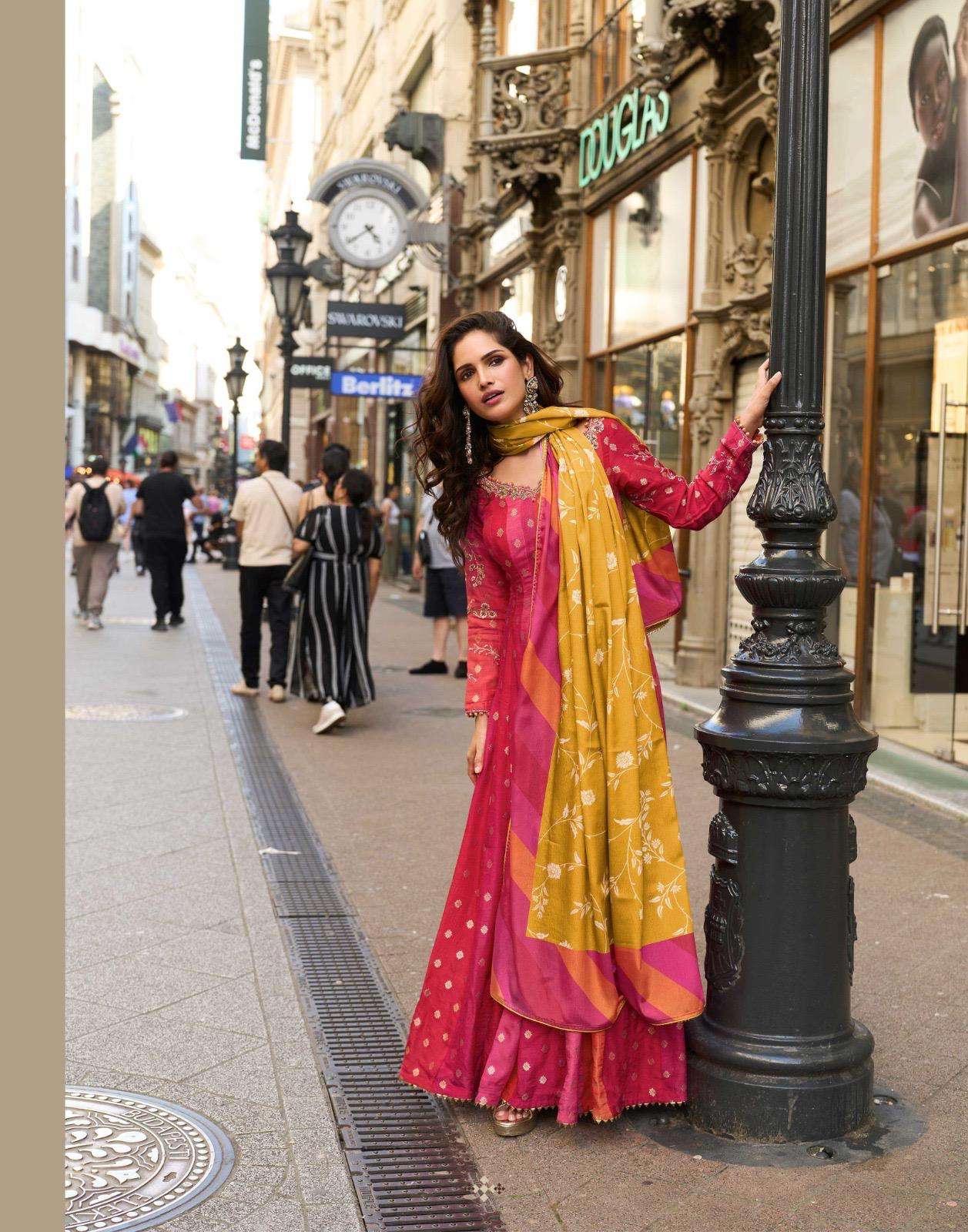 KUSUM BY SAYURI DESIGNER IN PURE VISCOS JACQUARD SILK WITH EMBROIDERED WORK 
