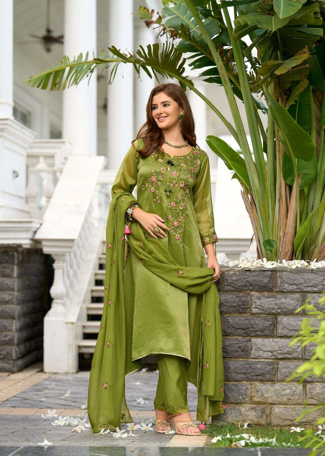 SAHELI BY PRM INDIA IN PURE RUSSIAN SILK JEQUARD WITH EMRODARY & HAND WORK 