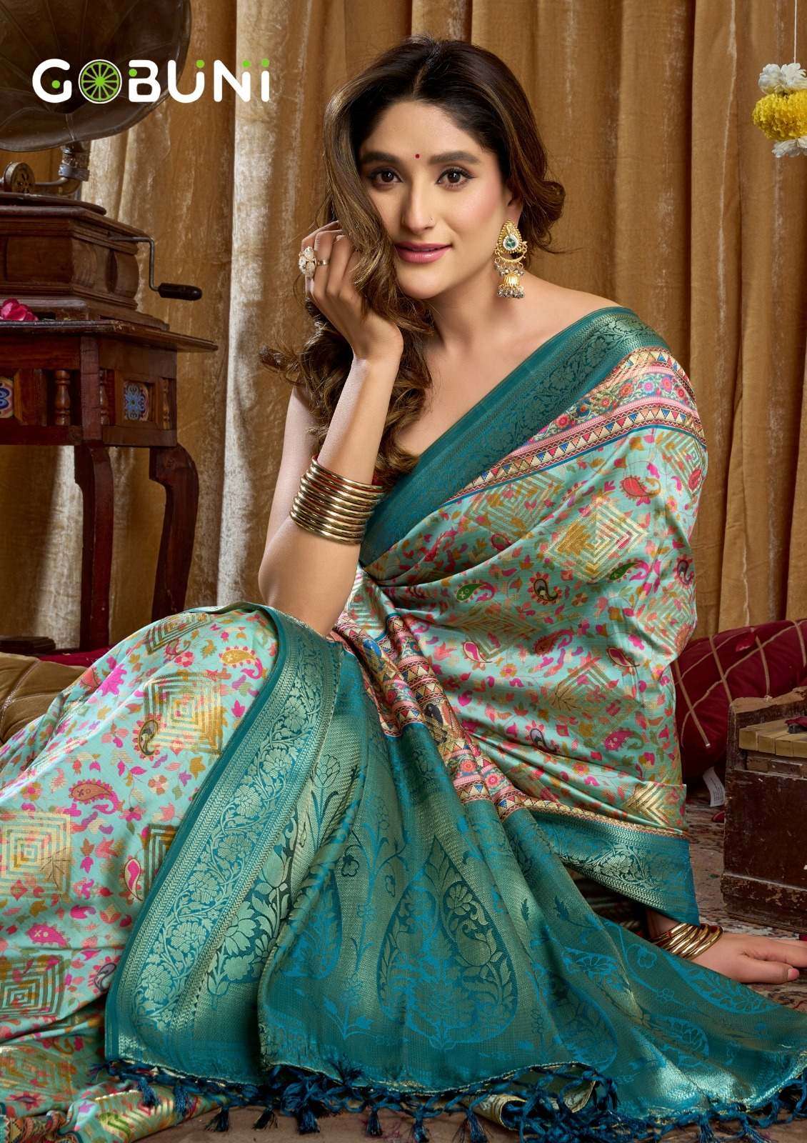SIMRAN BY GOBUNI IN DIGITAL CLUSTER PRINT WITH BANARASI BORDER & TASSELS 