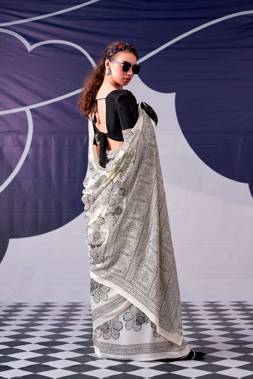 CLASSIC BEAUTY REDEFINED WITH SILKY SMOOTH TEXTURE AND ARTISTIC FLORAL DETAILLING SAREE KASHVIYA