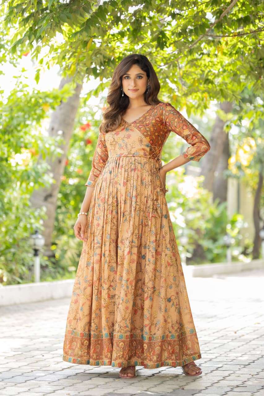 LAUNCHING MOST TREANDING SILK BLEND FEBRIC GOWN 