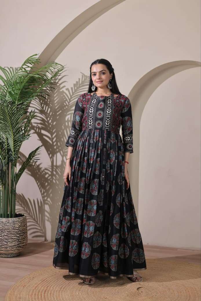 LAUNCHING UNIQUE SILK BLEND FEBRIC GOWN 