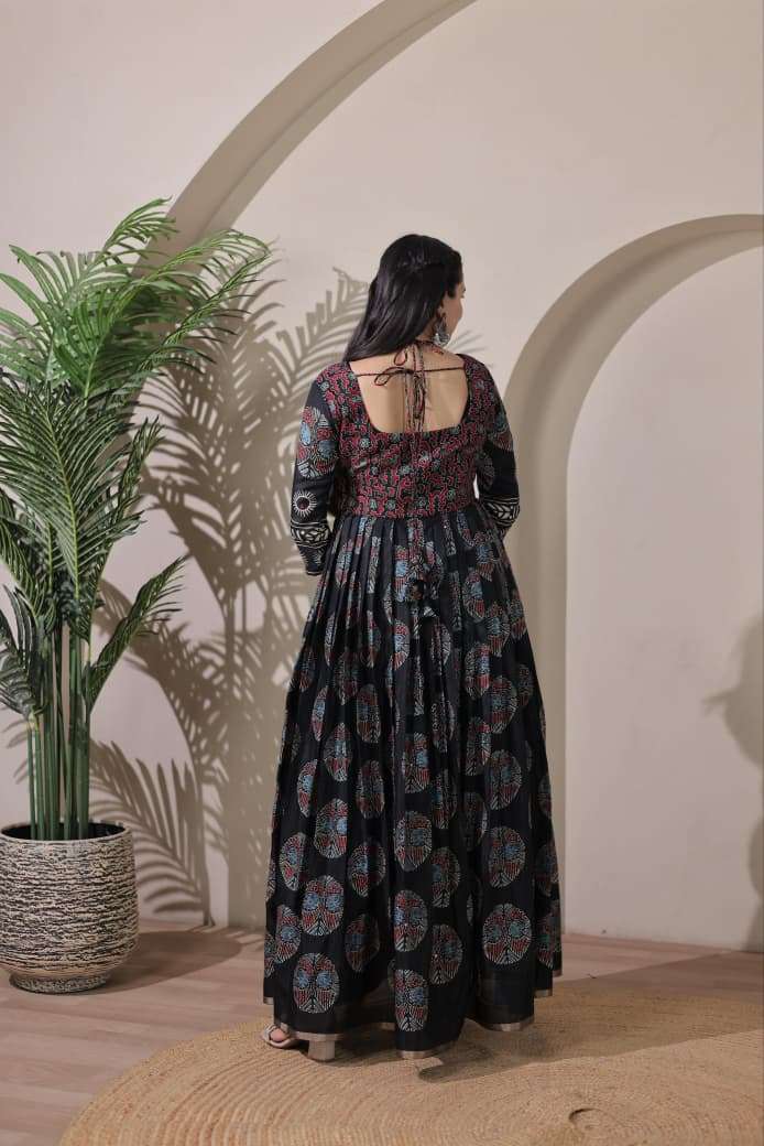 LAUNCHING UNIQUE SILK BLEND FEBRIC GOWN 