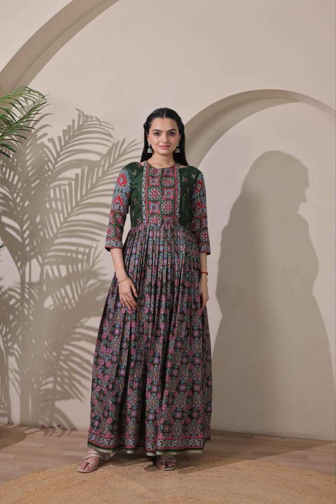 LAUNCHING UNIQUE SILK BLEND FEBRIC GOWN 