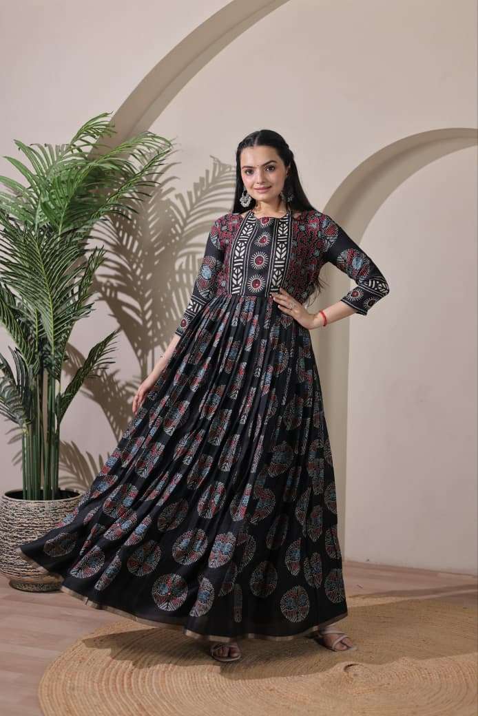 LAUNCHING UNIQUE SILK BLEND FEBRIC GOWN 