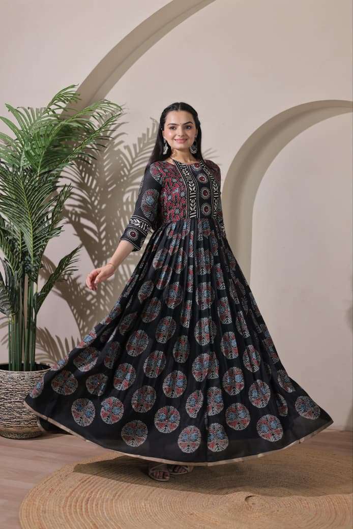 LAUNCHING UNIQUE SILK BLEND FEBRIC GOWN 