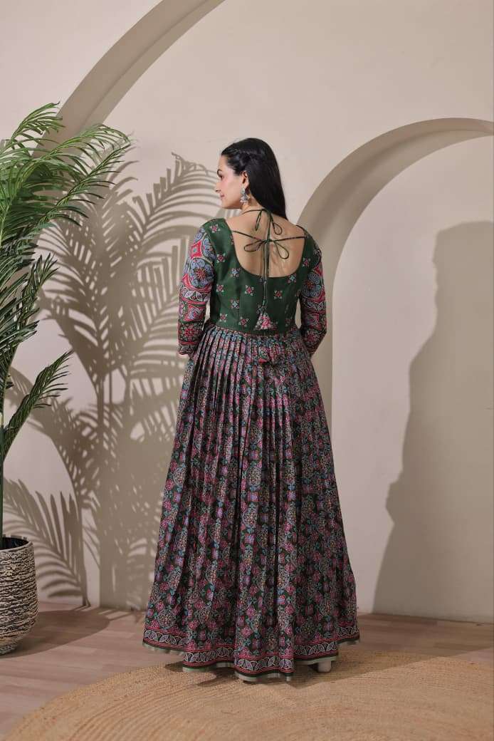 LAUNCHING UNIQUE SILK BLEND FEBRIC GOWN 