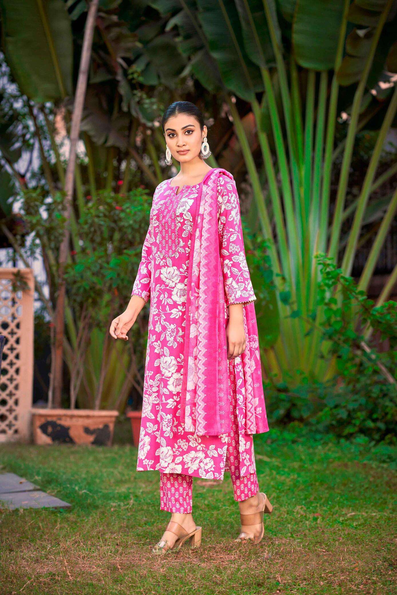 TREANDING HEAVY VISCOSE RAYON WITH PRINT DAILY WEAR KURTI SET COLLECTION 