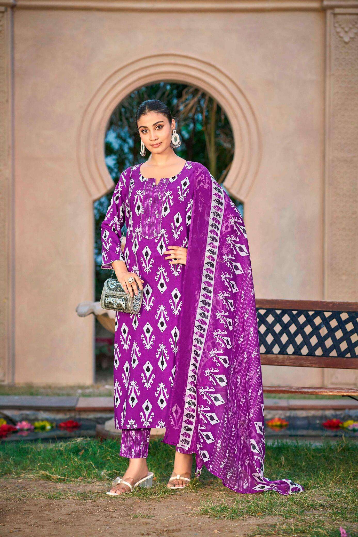 TREANDING HEAVY VISCOSE RAYON WITH PRINT DAILY WEAR KURTI SET COLLECTION 