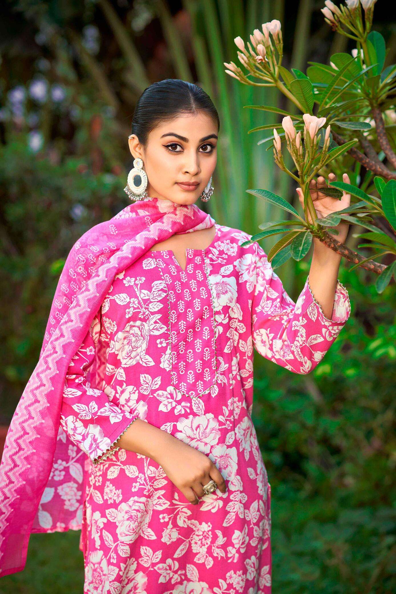 TREANDING HEAVY VISCOSE RAYON WITH PRINT DAILY WEAR KURTI SET COLLECTION 